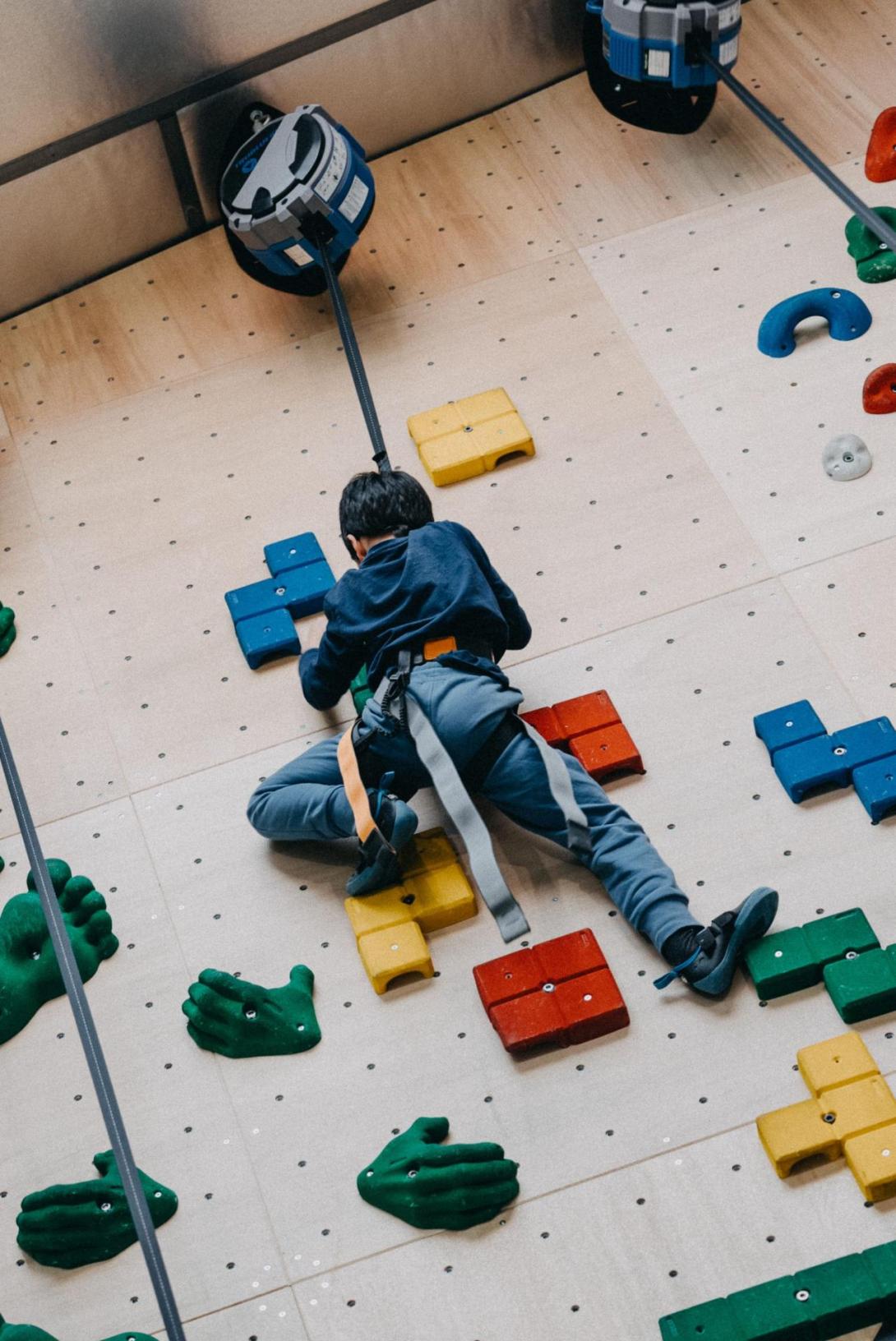 Stages d’Avril chez El Cap ! 🔥  Pendant les vacances, viens t’amuser sur nos murs durant les stages ! 💪  🧒Age : 6-10 ans ou 11-16 ans 📅 Dates : du 7 au 11 et du 14 au 18 avril ⏰ Horaires : 9h30 - 12h 📍 Où ? El Cap Nantes 🎟️ Réserve à la demi-journée ou à la semaine  Viens défier la gravité et progresser avec nos coachs passionnés !  Places limitées, réservez vite ! Réservation en ligne ou à l’accueil de la salle